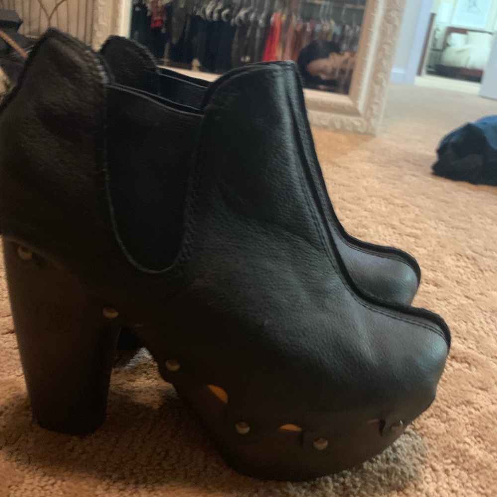 Black size 7 flogg boot